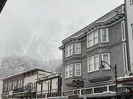 Alaskan Hotel and Bar