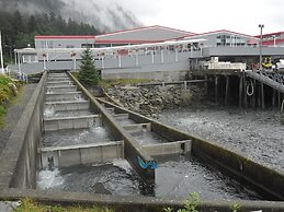 Alaskan Hotel and Bar