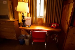 Foot of the Mountain Motel