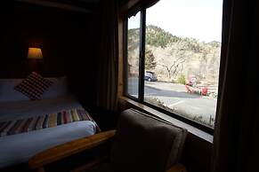 Foot of the Mountain Motel