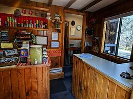 Foot of the Mountain Motel