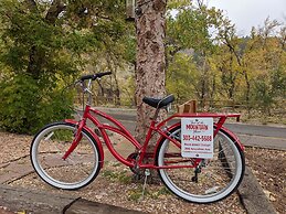 Foot of the Mountain Motel