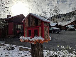 Foot of the Mountain Motel