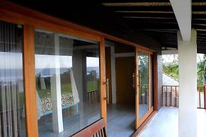 Dikaloha Medewi Surfcamp