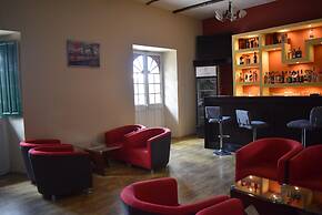 Colonial Plaza Hotel