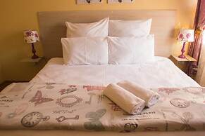 Lolos Exquisite Two Bedroom Apartment