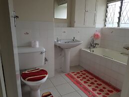 Lolos Elegant Three Bedroom Apartment