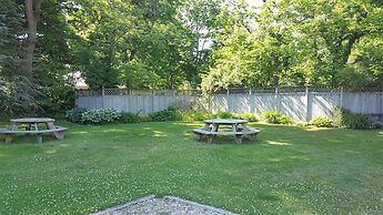 Captain's Quarters Motel