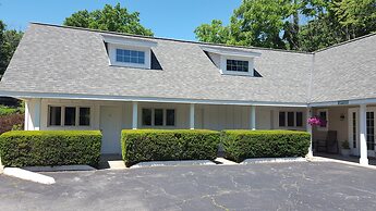 Captain's Quarters Motel