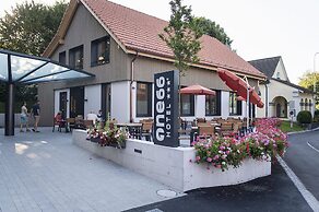 Hotel one66