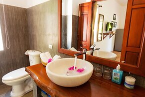 Red Flower Cottages Homestay