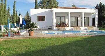 Chriseleni Latchi Villas