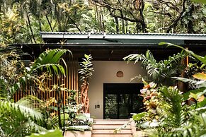 Makanas Beach Bungalows