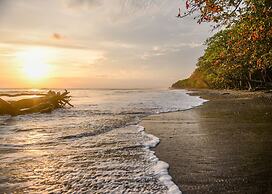 Makanas Beach Bungalows