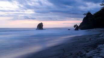 Makanas Beach Bungalows