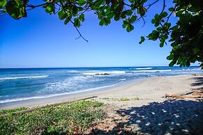 Makanas Beach Bungalows