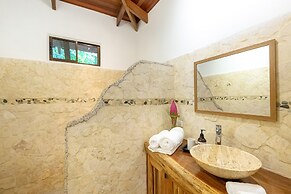 Makanas Beach Bungalows