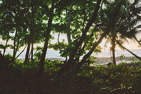 Makanas Beach Bungalows