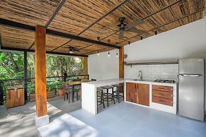 Makanas Beach Bungalows