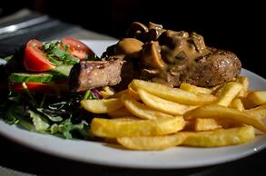 The Racecourse Hotel & Motorlodge