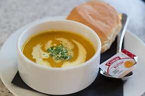 The Racecourse Hotel & Motorlodge