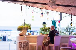 Barefoot Hotel Kalim Beach Front