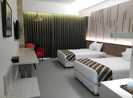 Grand Laguna Hotel & Villa