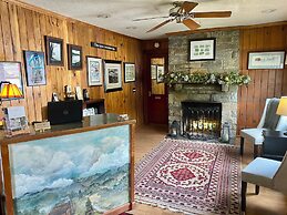 Mountainaire Inn and Log Cabins