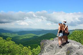 Mountainaire Inn and Log Cabins
