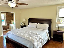 Mountainaire Inn and Log Cabins