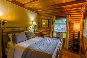 Mountainaire Inn and Log Cabins