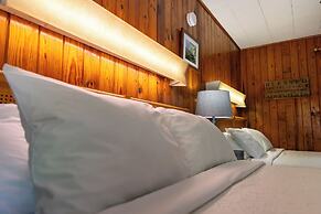 Mountainaire Inn and Log Cabins