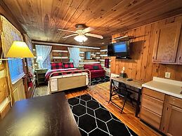 Mountainaire Inn and Log Cabins