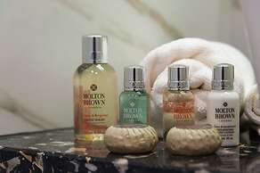 Residence by Vestibul Palace