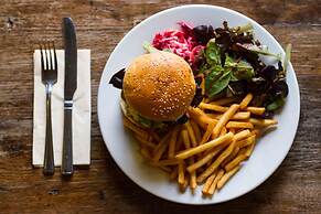 The Holford Arms - Campground