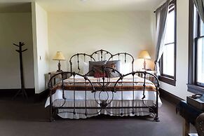 Sheridan Inn, B/W Signature Collection