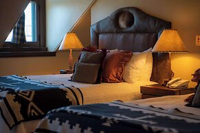 Sheridan Inn, B/W Signature Collection