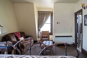 Sheridan Inn, B/W Signature Collection