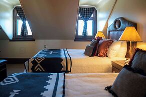 Sheridan Inn, B/W Signature Collection