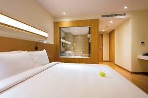 Starcity Hotel & Condotel Beachfront Nha Trang