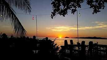 Banana Sunset Bar & Bungalows