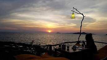 Banana Sunset Bar & Bungalows