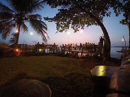 Banana Sunset Bar & Bungalows