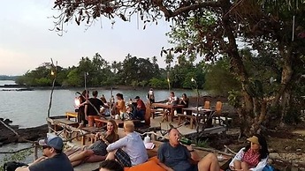 Banana Sunset Bar & Bungalows