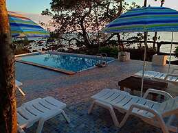 Banana Sunset Bar & Bungalows