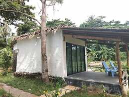 Banana Sunset Bar & Bungalows