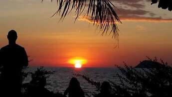 Banana Sunset Bar & Bungalows