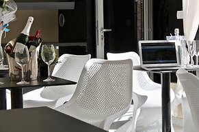 Galeria Valeria Seaside Downtown - MAG Quaint & Elegant Boutique Hotel