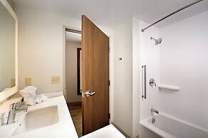 Holiday Inn Express & Suites Altoona by IHG