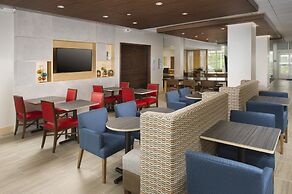 Holiday Inn Express & Suites Altoona by IHG